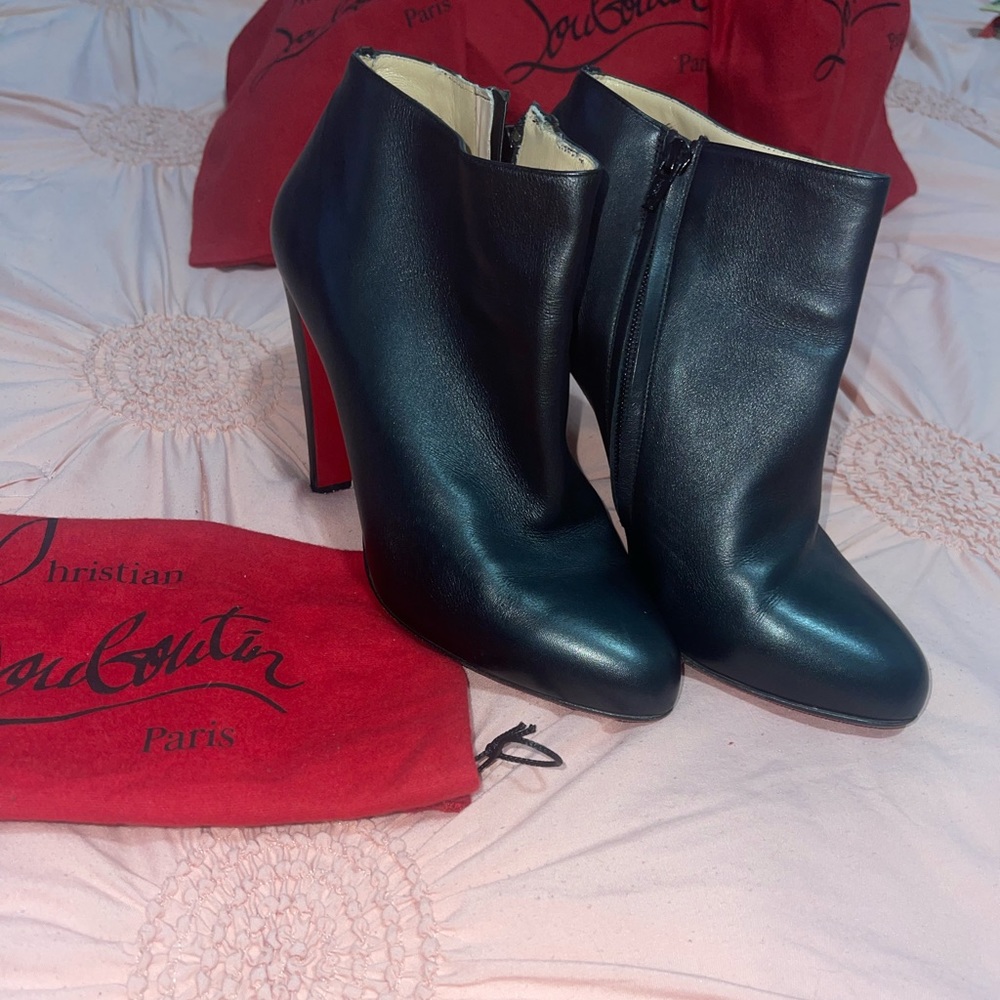 Christian Louboutin chunky heeled ankle bootie, in black leather size 42, 100mm